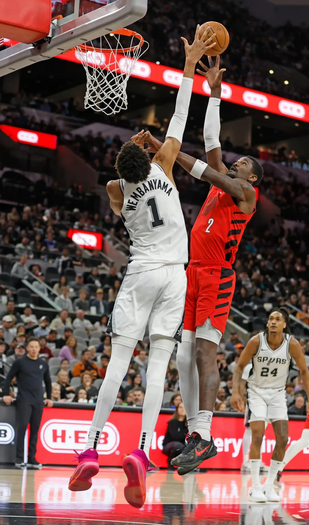 九游体育官方入口-球员在比赛中独得分，帮助球队取得胜利