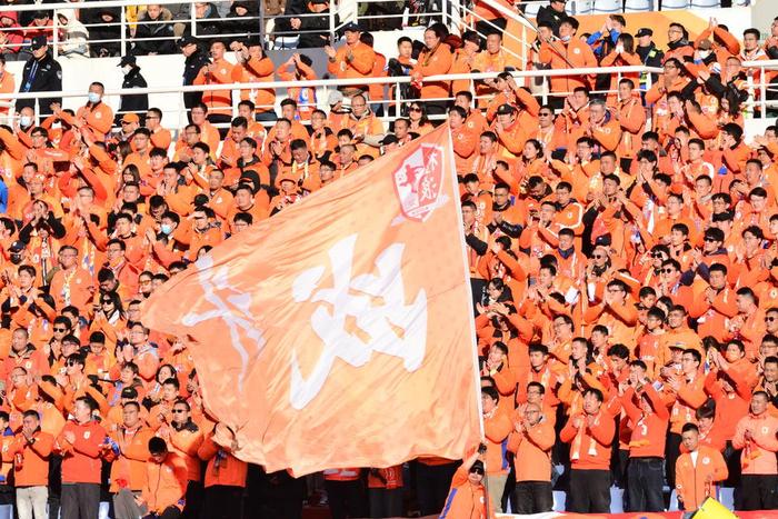 线上直播中,球迷们为自己支持的球队加油助威 线上直播中,球迷们为自己支持的球队加油助威