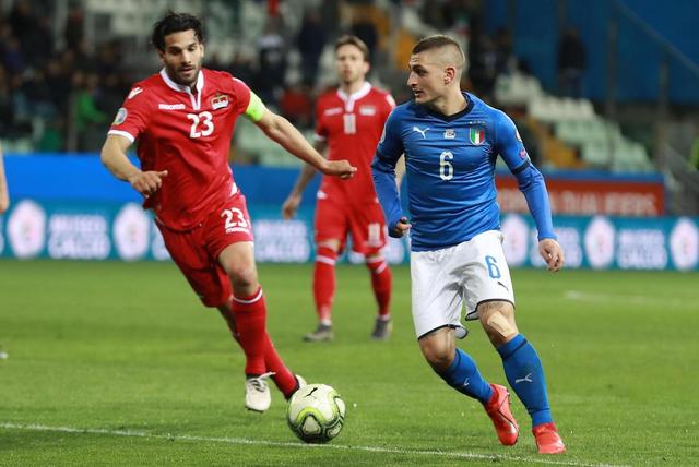 欧预赛精彩回放，球迷情绪激动不已