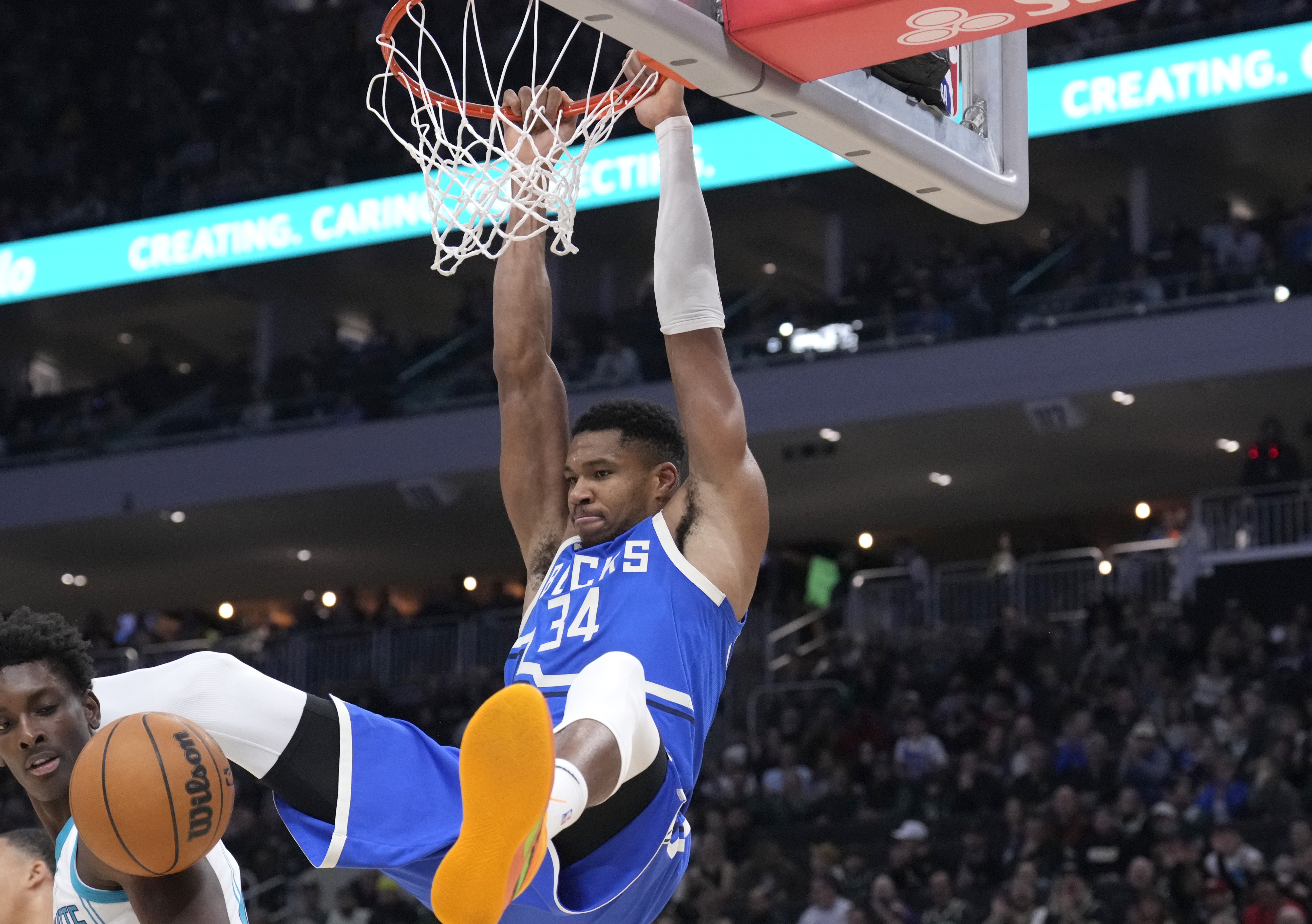 九游官网-雄鹿队主力球员受伤，季后赛前景堪忧的简单介绍