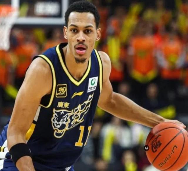 关于篮球比赛现场人山人海,球迷疯狂欢呼雀跃!的信息 关于篮球比赛现场人山人海,球迷疯狂欢呼雀跃!的信息