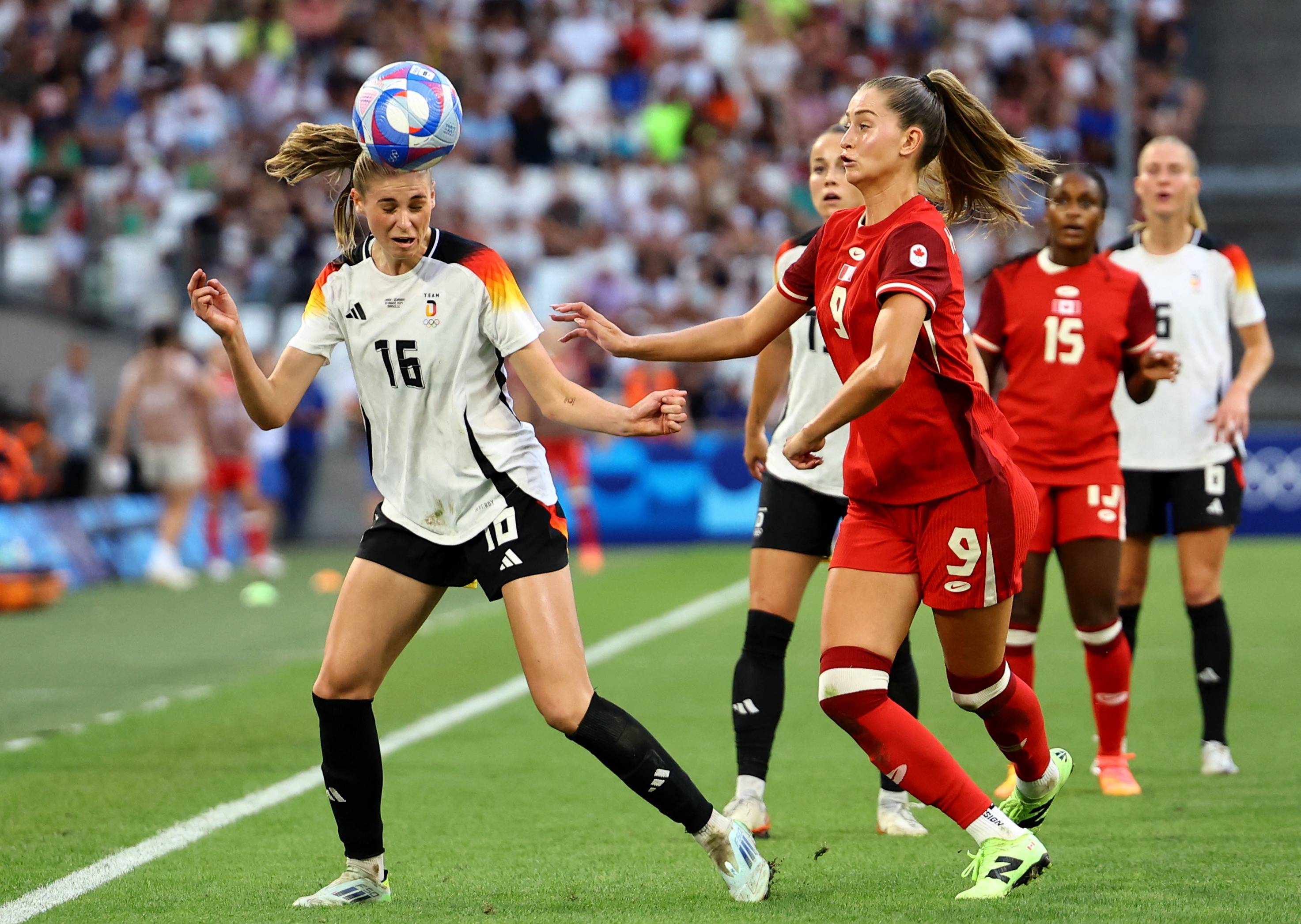 世界各国女性足球运动员备战巅峰赛事 世界各国女性足球运动员备战巅峰赛事