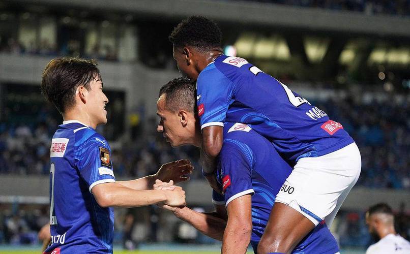 国内外球迷热情争睹亚冠巅峰对决