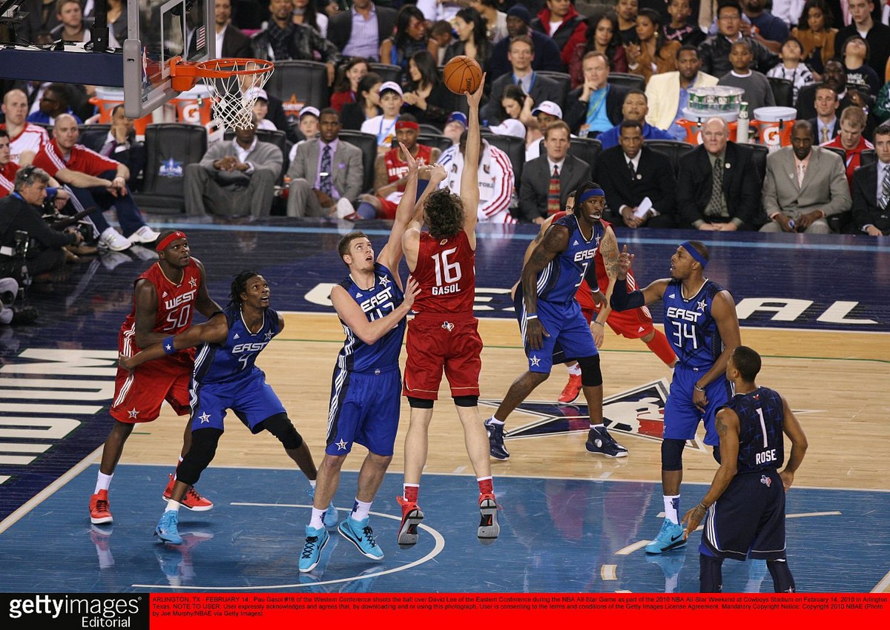 比赛中双方球员互相拼抢激烈，场面紧张