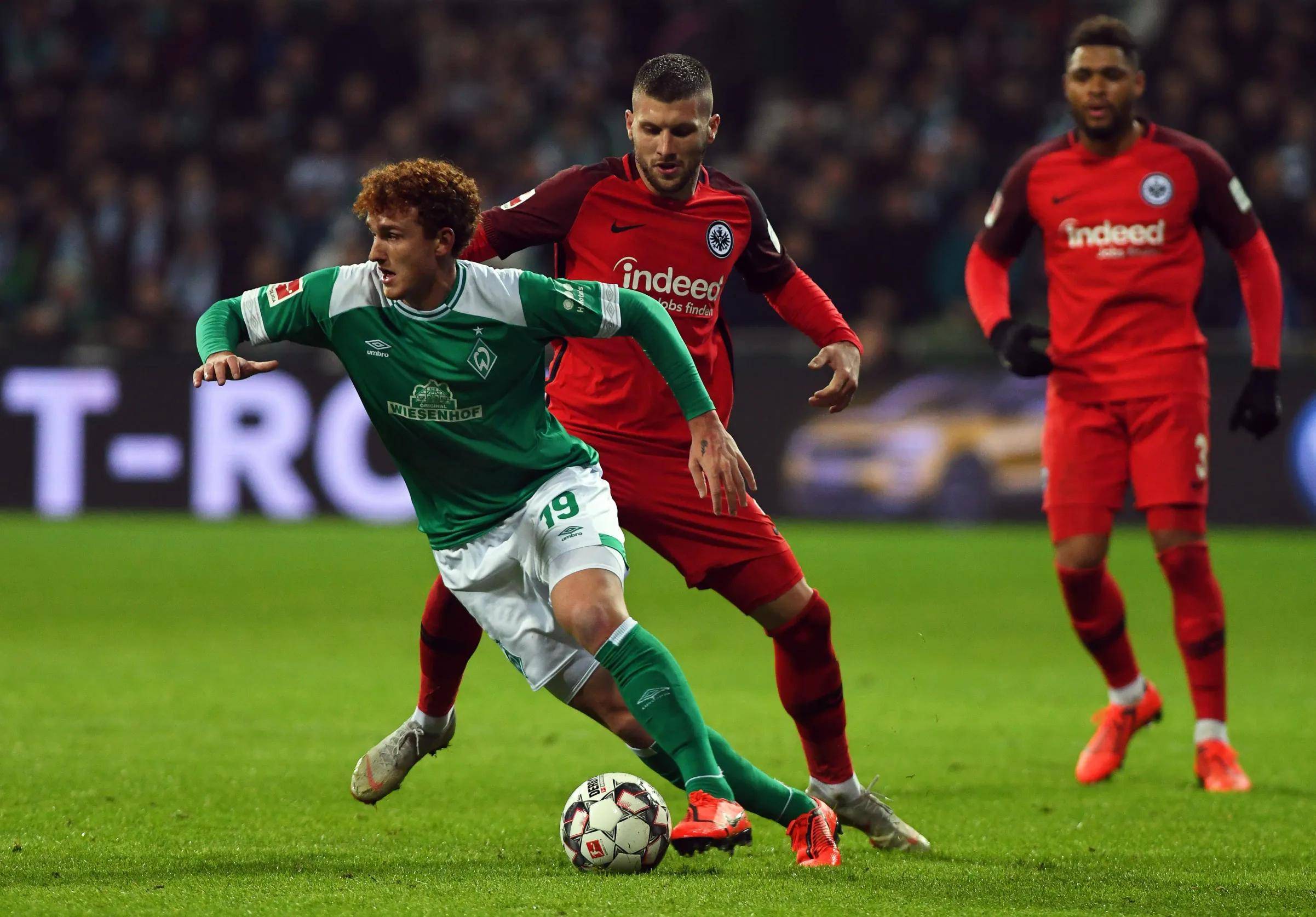 阿贾克斯客场失利，晋级形势黯淡的简单介绍