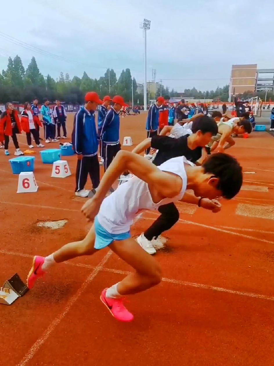 九游体育平台-选手拼搏在赛场上，誓夺头筹