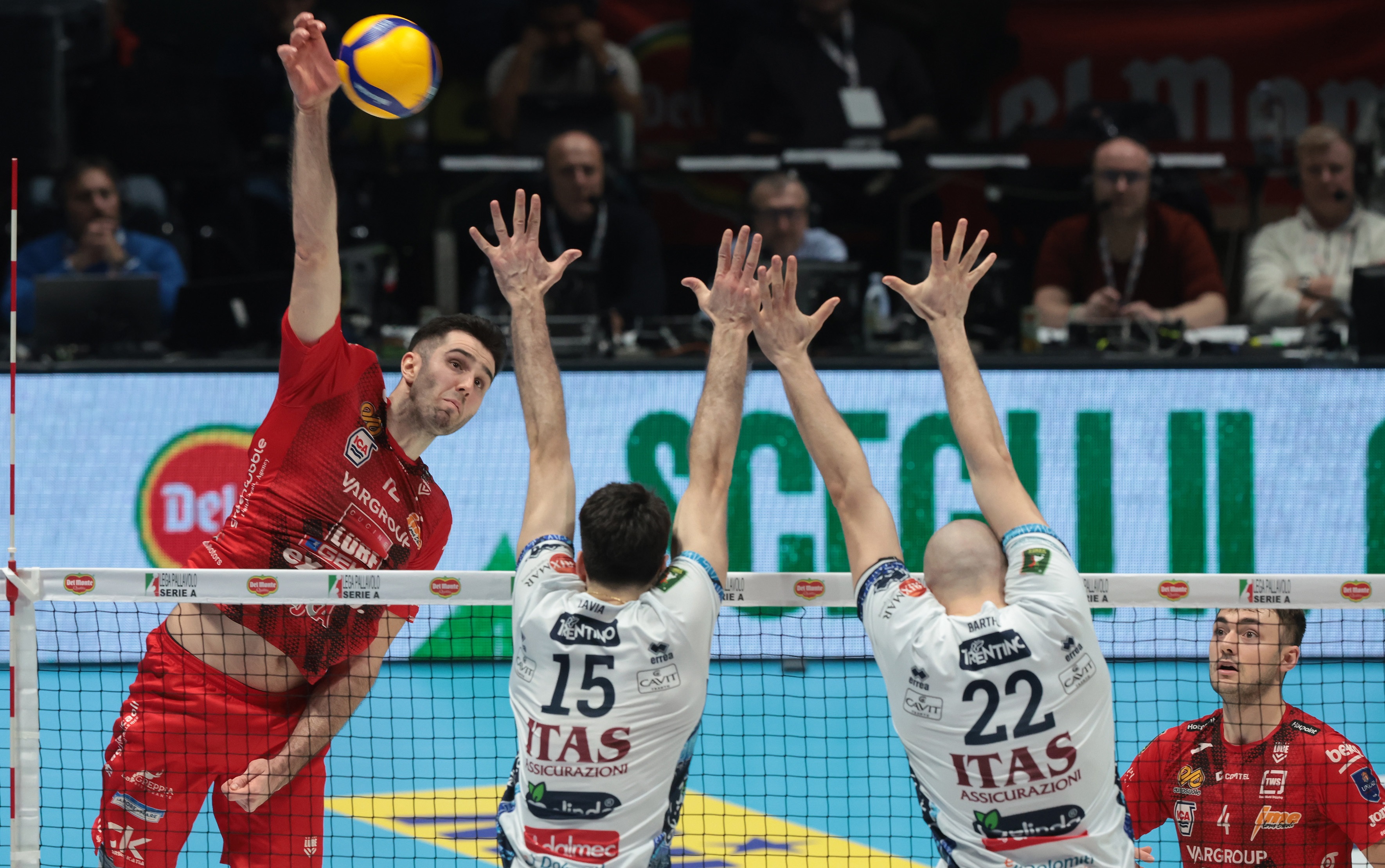 九游娱乐-意大利足球联赛劲敌正面碰撞，分出胜负