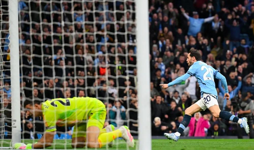 暴风骤雨下的比赛场面:球员奋勇拼搏的简单介绍 暴风骤雨下的比赛场面:球员奋勇拼搏的简单介绍