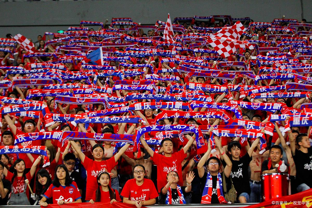 包含球迷齐呼过瘾场上场下热闹一片的词条 包含球迷齐呼过瘾场上场下热闹一片的词条