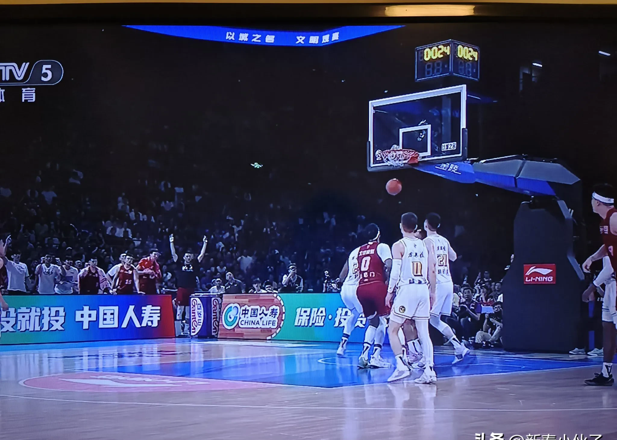 强队上演精彩对决，球迷目不转睛的简单介绍