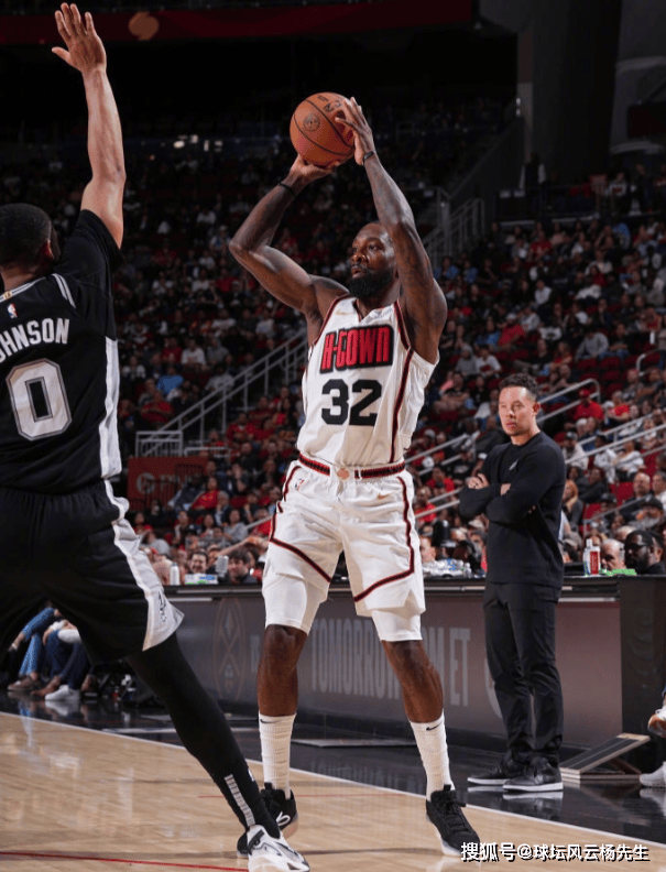 火箭负于马刺,遭遇四连败 火箭负于马刺,遭遇四连败