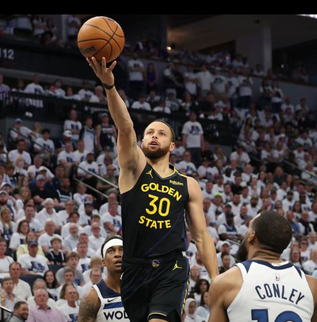 篮网鏖战勇士，库里状态火热