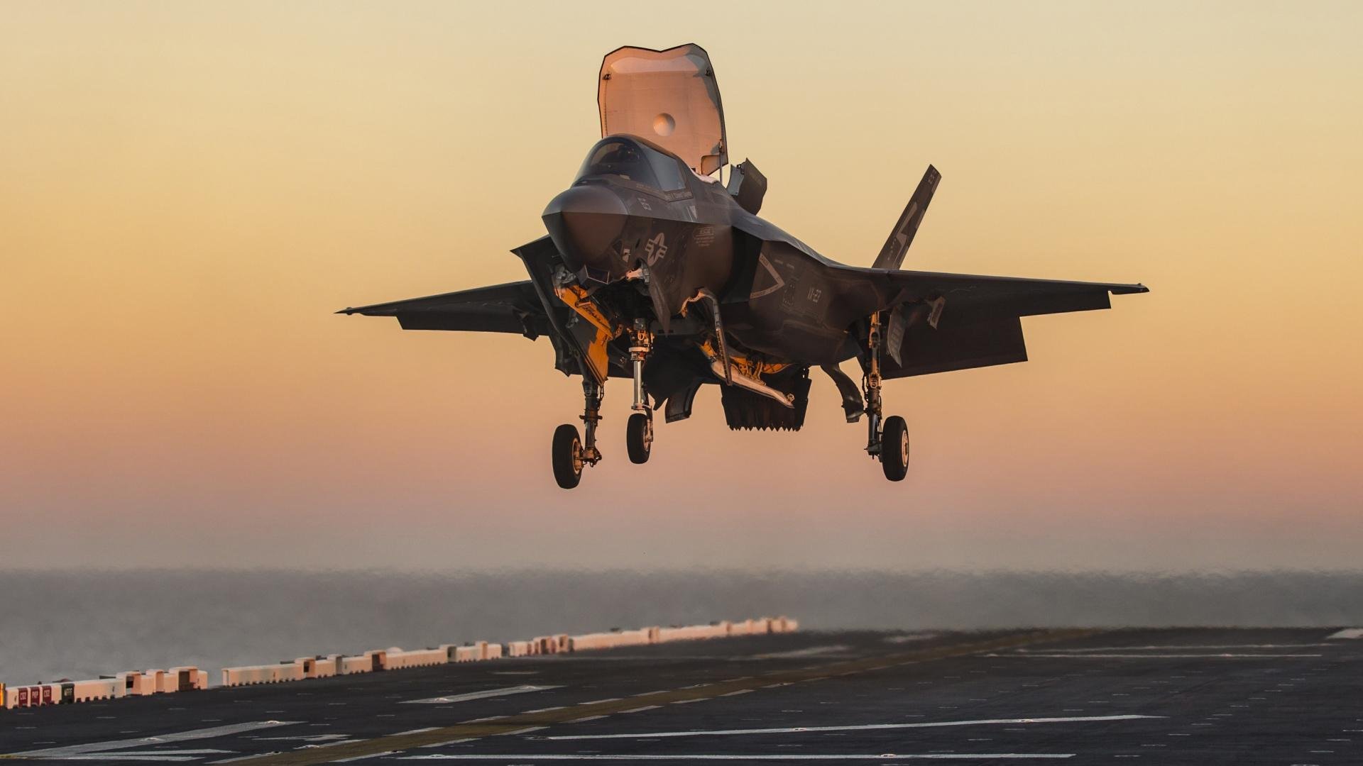 一箭划破夜空，莱万关键进球定乾坤，世界排名争夺战之夜见证历史